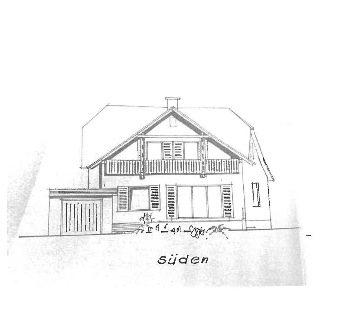 Südansicht des Hauses mit einem prominenten Balkon, großen Fenstern und Fensterläden.