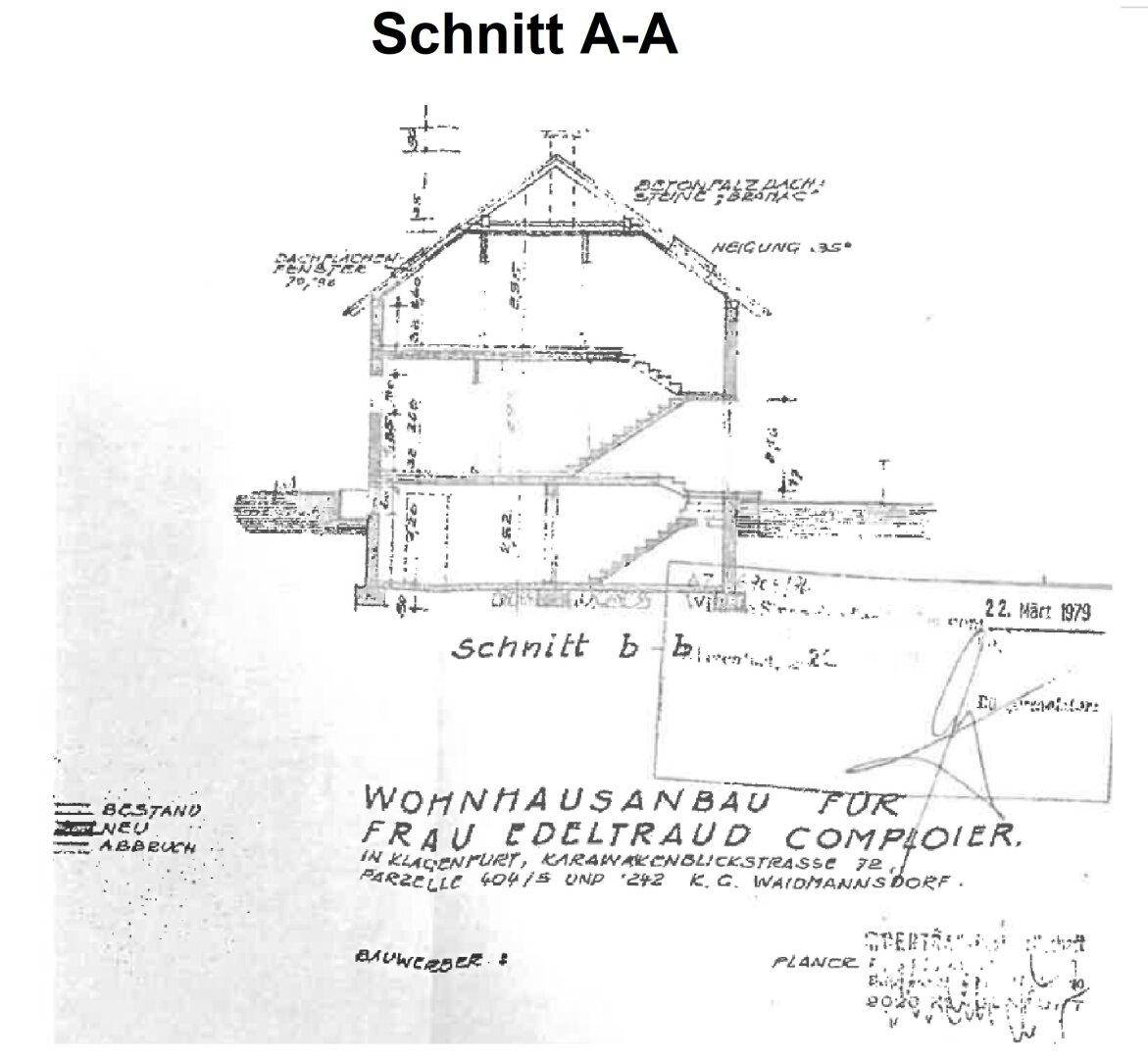 Gebäudeschnitt A-A zeigt die interne Struktur, Dachneigung, Keller und Dachgeschoss.