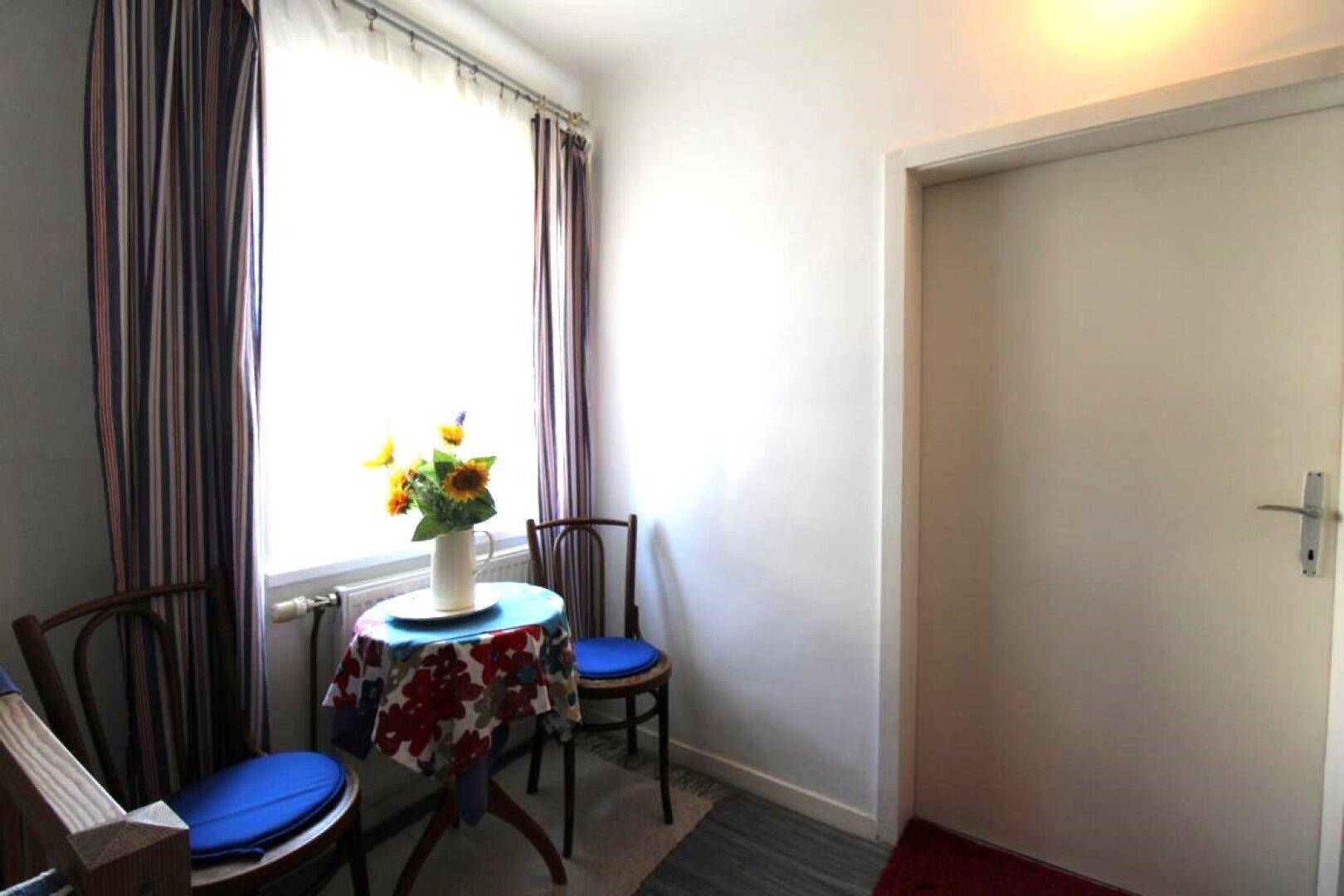 Kleiner Essbereich mit Fenster, Tisch und Stühlen, ideal für gemütliche Mahlzeiten.