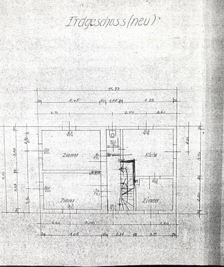 Handgezeichneter Grundriss des Erdgeschosses mit Zimmern, Küche und Treppenaufgang.