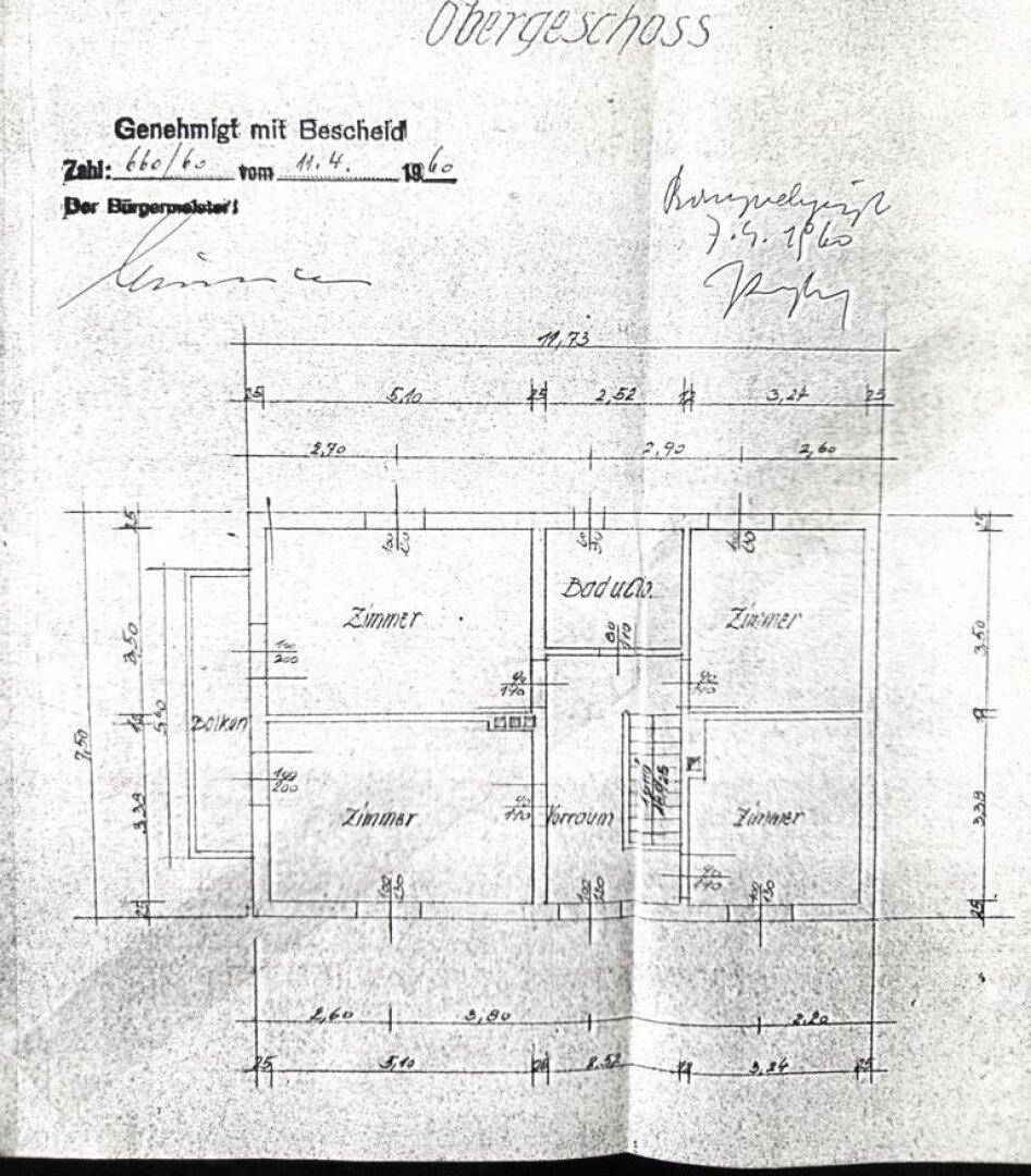 Handgezeichneter Grundriss des Obergeschosses mit Schlafzimmern, Bad und Zugang zum Balkon.