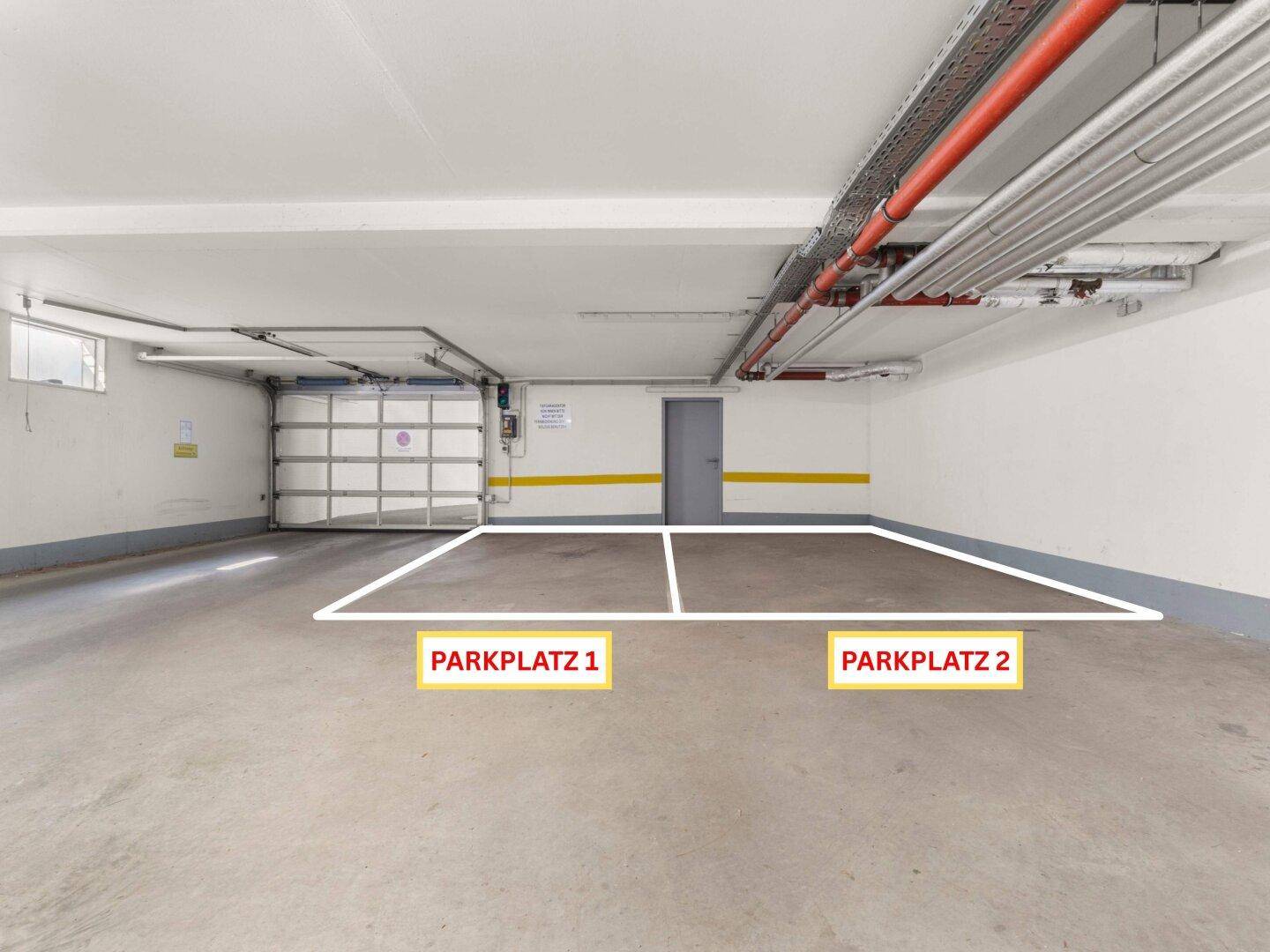 Tiefgarage mit zwei markierten Stellplätzen und einem sicheren Rolltor.