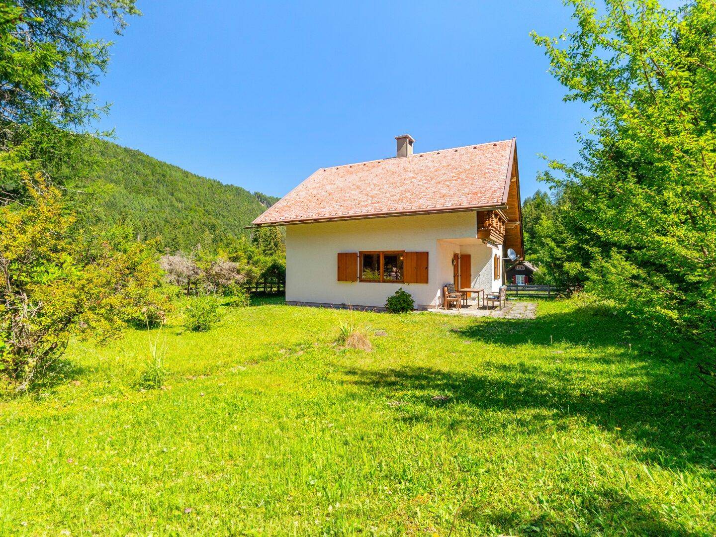 Freistehendes Haus mit großem Vorgarten und weitem Blick in die sonnige Natur.