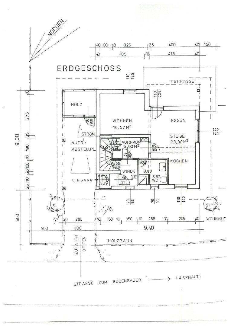 Grundriss des Erdgeschosses mit Wohn-, Ess- und Küchenbereich sowie Terrasse und Autostellplatz.