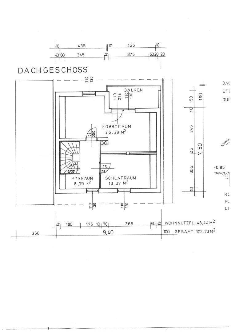 Grundriss des Dachgeschosses mit Schlafzimmer, Hobbyraum und Zugang zu einem Balkon.