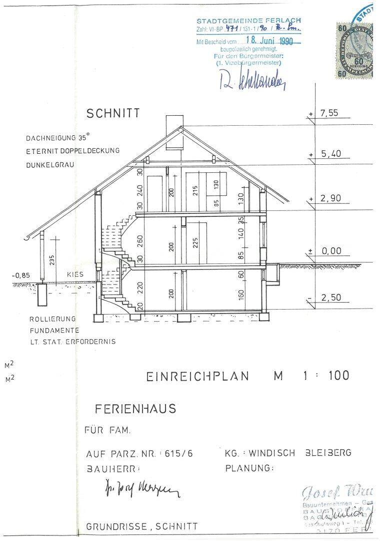 Architektonischer Schnittplan eines Ferienhauses mit Dachneigung und detaillierter Darstellung der Geschosse.
