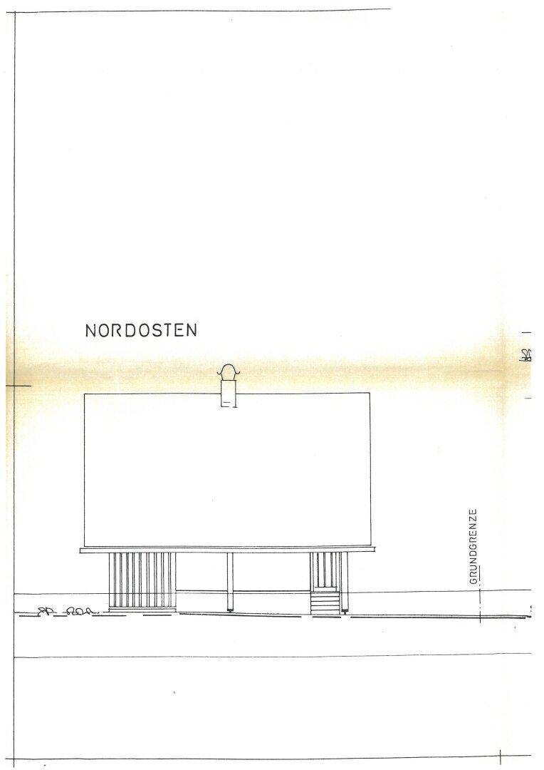 Ansicht der Nordostfassade des Hauses mit schlichter Gestaltung und Dachüberstand.