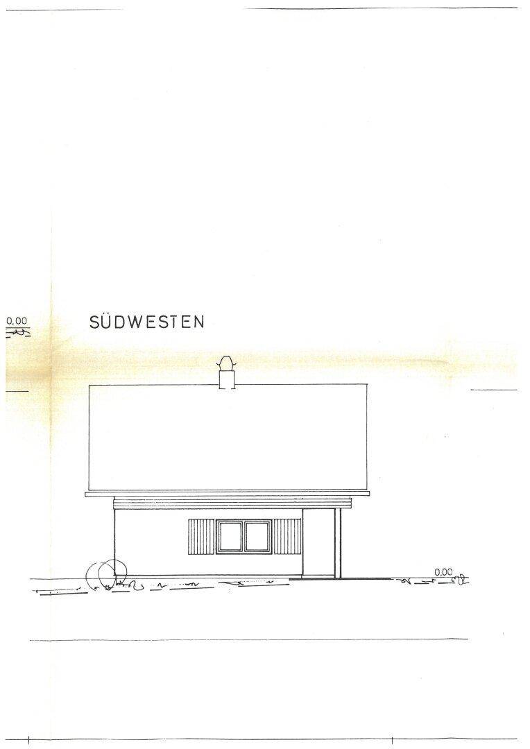 Ansicht der Südwestfassade des Hauses mit einem Fenster und dem Haupteingangsbereich.