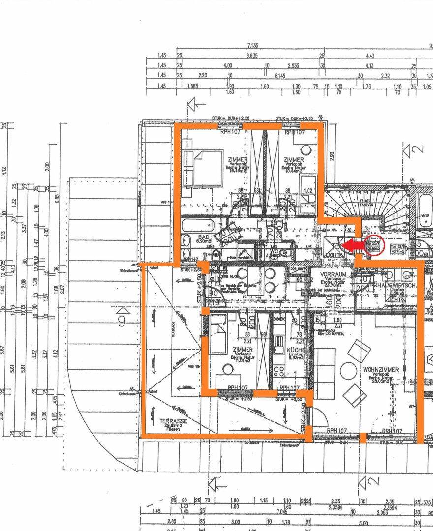 Detaillierter Grundriss einer Wohnung mit mehreren Zimmern, Terrasse und Treppenhaus.