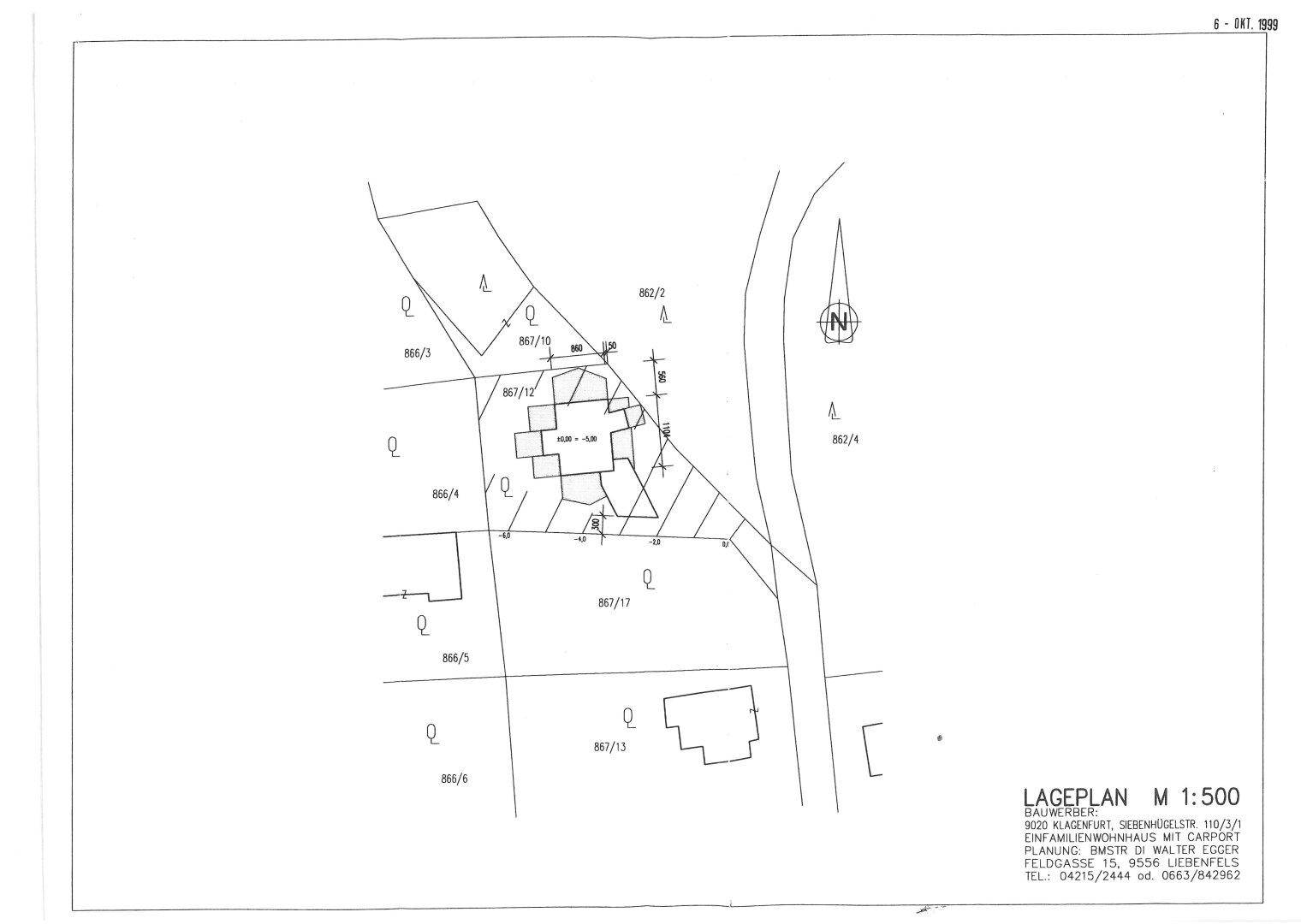Lageplan des Grundstücks mit eingezeichnetem Einfamilienhaus, Carport und umliegenden Parzellen.
