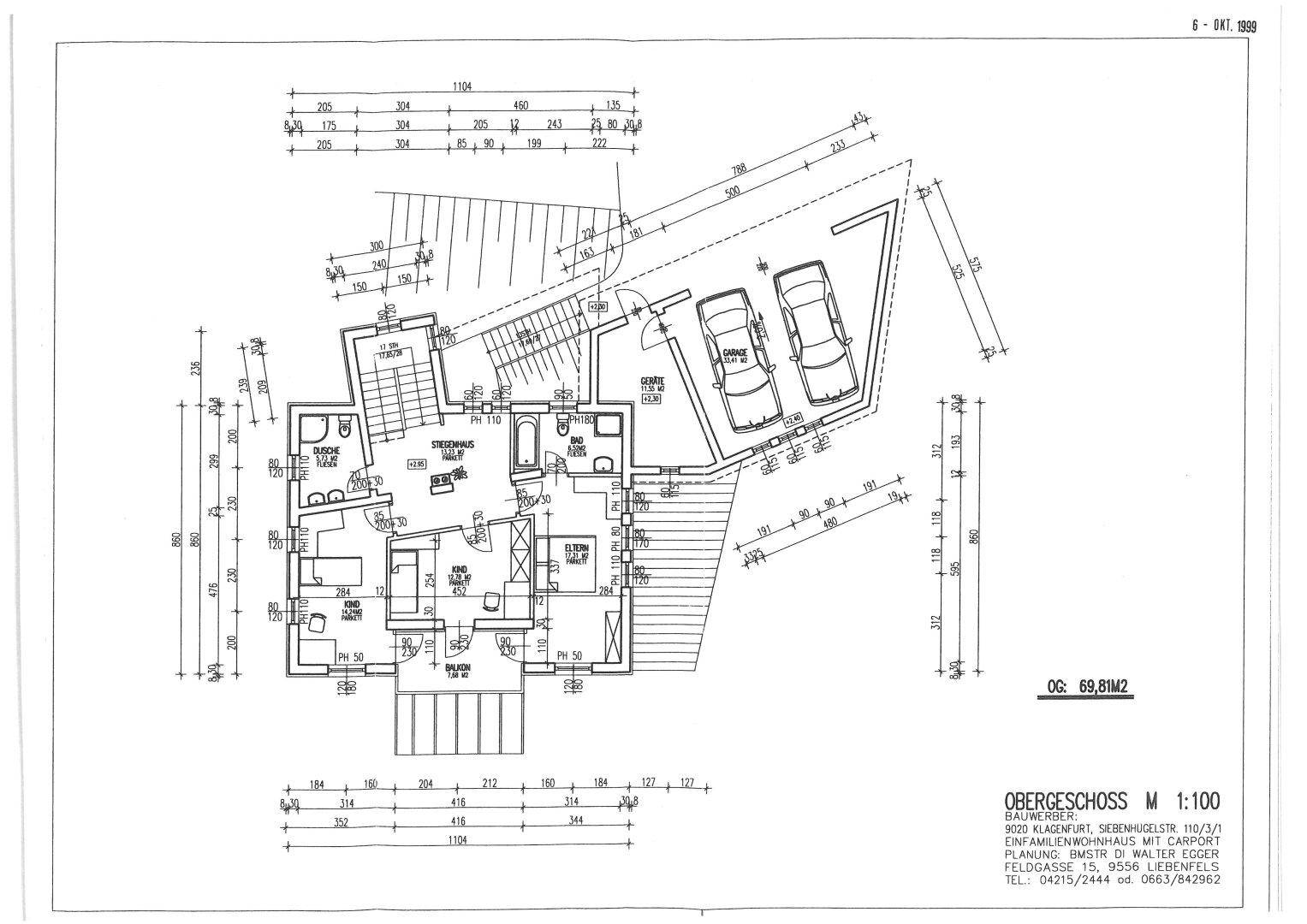 Grundriss des Obergeschosses mit Schlafzimmern, zwei Bädern und Balkonzugang, inklusive Carport.