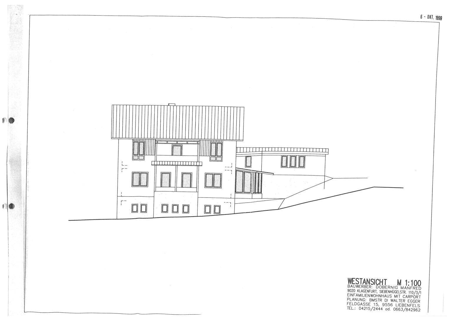 Westansicht des Einfamilienhauses mit mehreren Fenstern, einem Anbau und modernem Design.