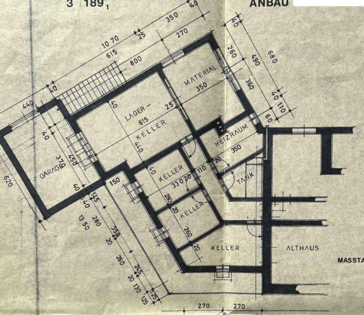 Grundriss des Kellergeschosses mit Lagerräumen, Heizraum, Tank und Garage.