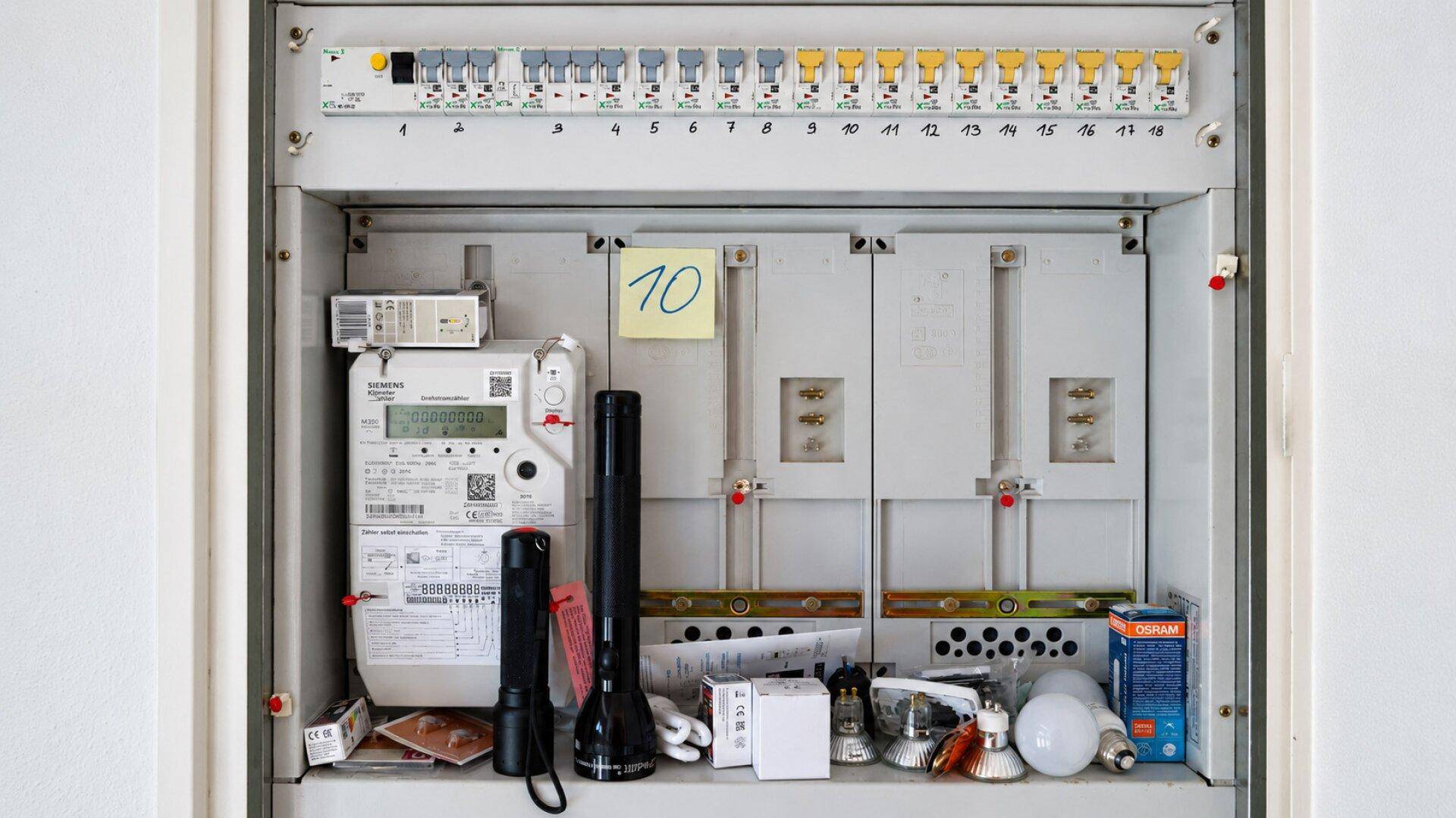 Elektrischer Sicherungskasten mit Zähler und verschiedenen Geräten.