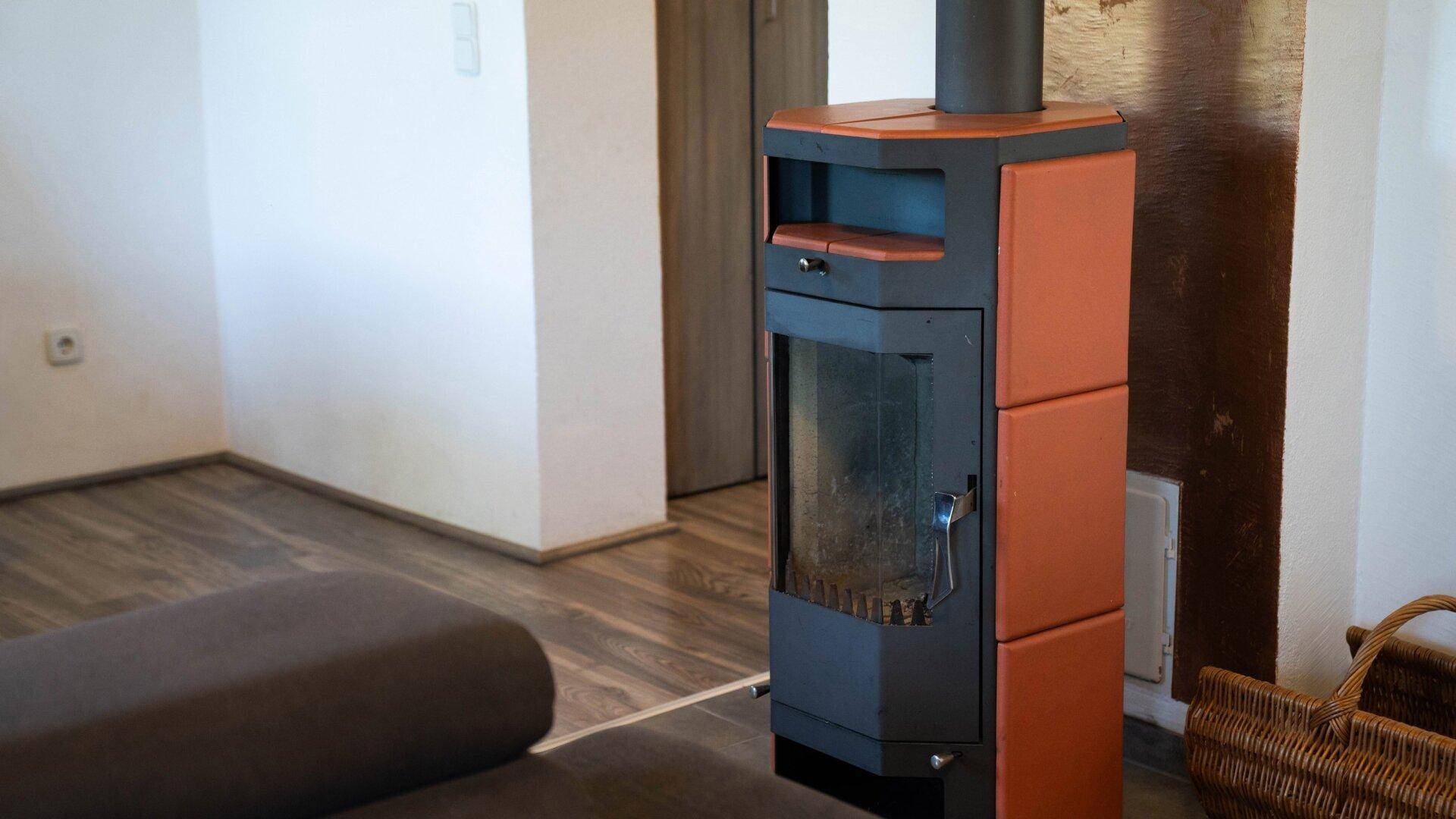 Detailansicht des modernen Holzofens mit seiner markanten Verkleidung im Wohnbereich.