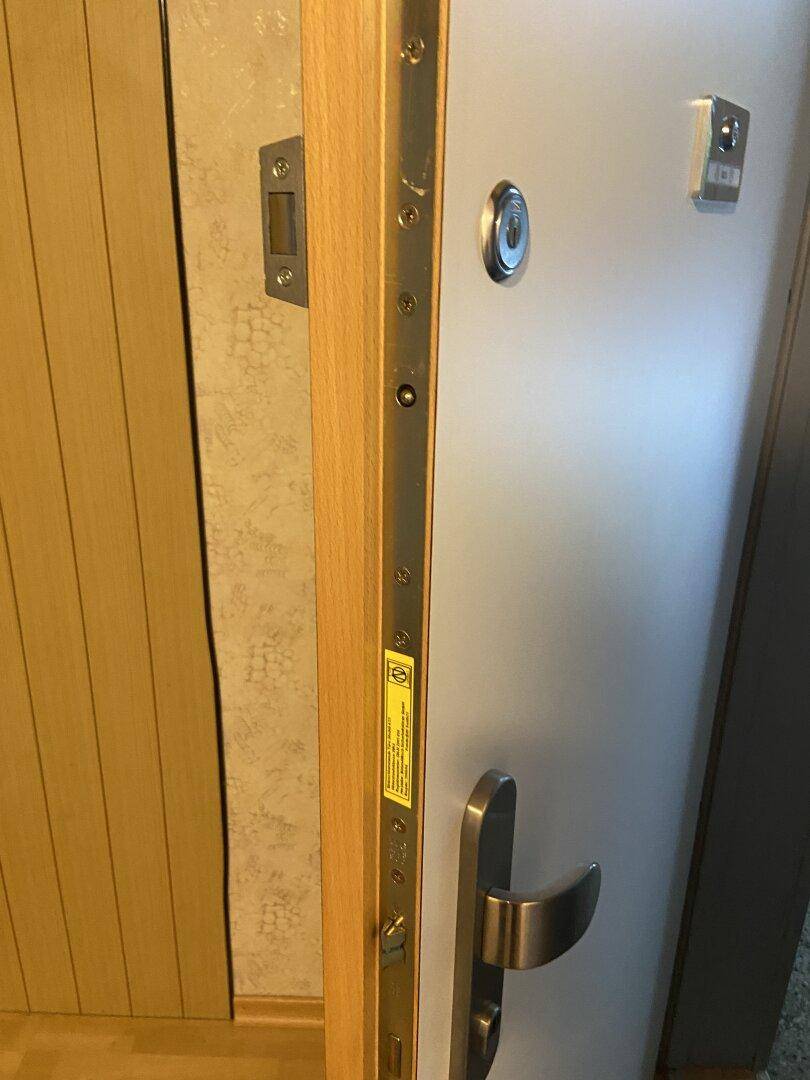 Nahaufnahme einer Sicherheitstür mit mehreren Verriegelungspunkten.