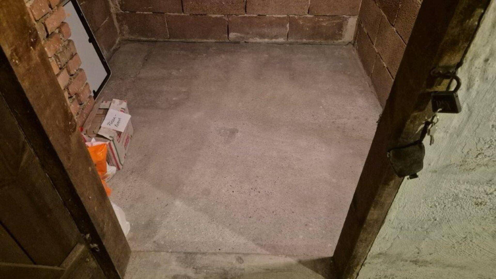 Kleiner Kellerraum mit unverputzten Ziegelwänden und einfachem Betonboden, ideal als Abstellfläche.