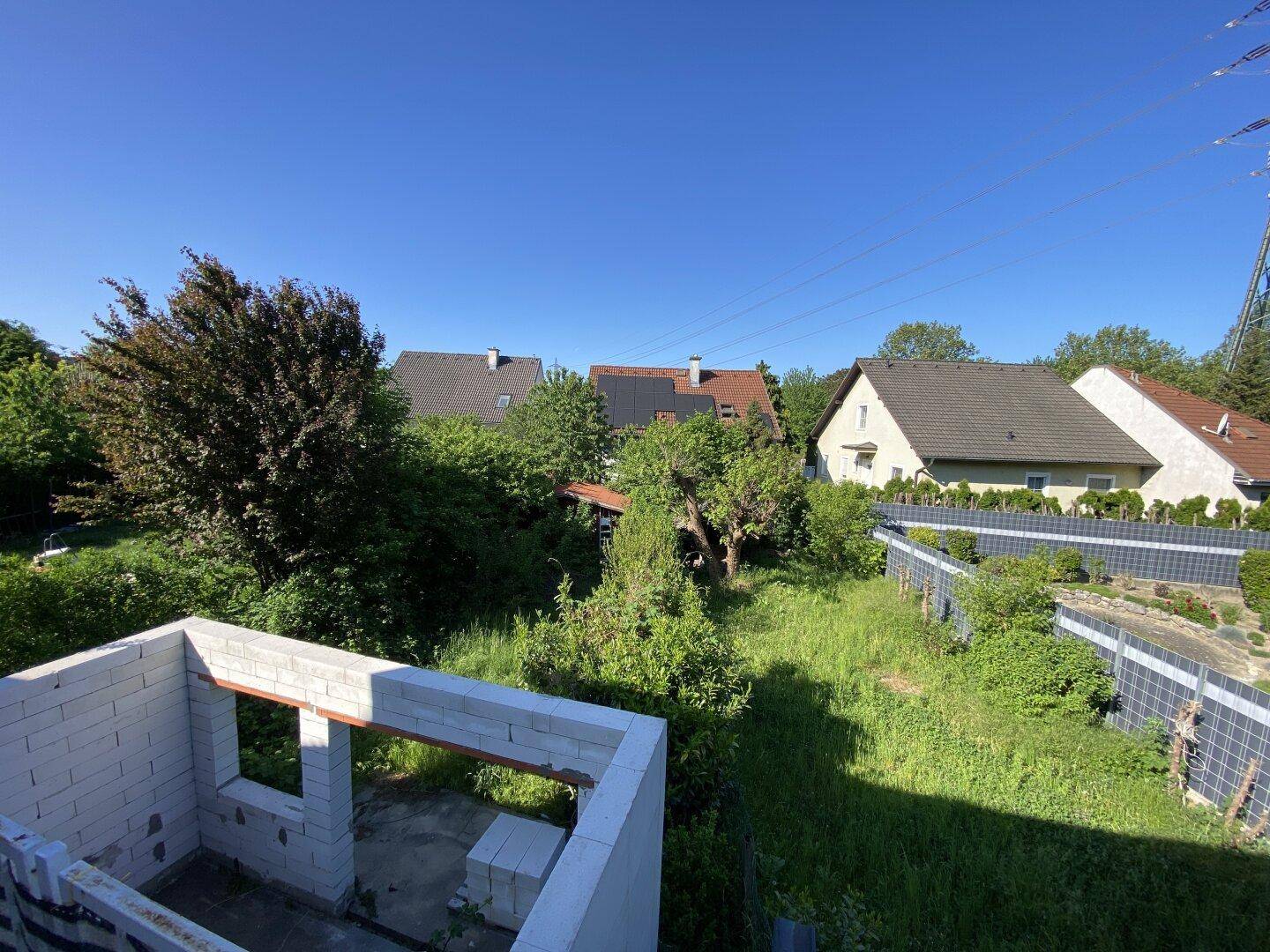 Panoramablick auf den Garten und die umliegende Wohngegend.