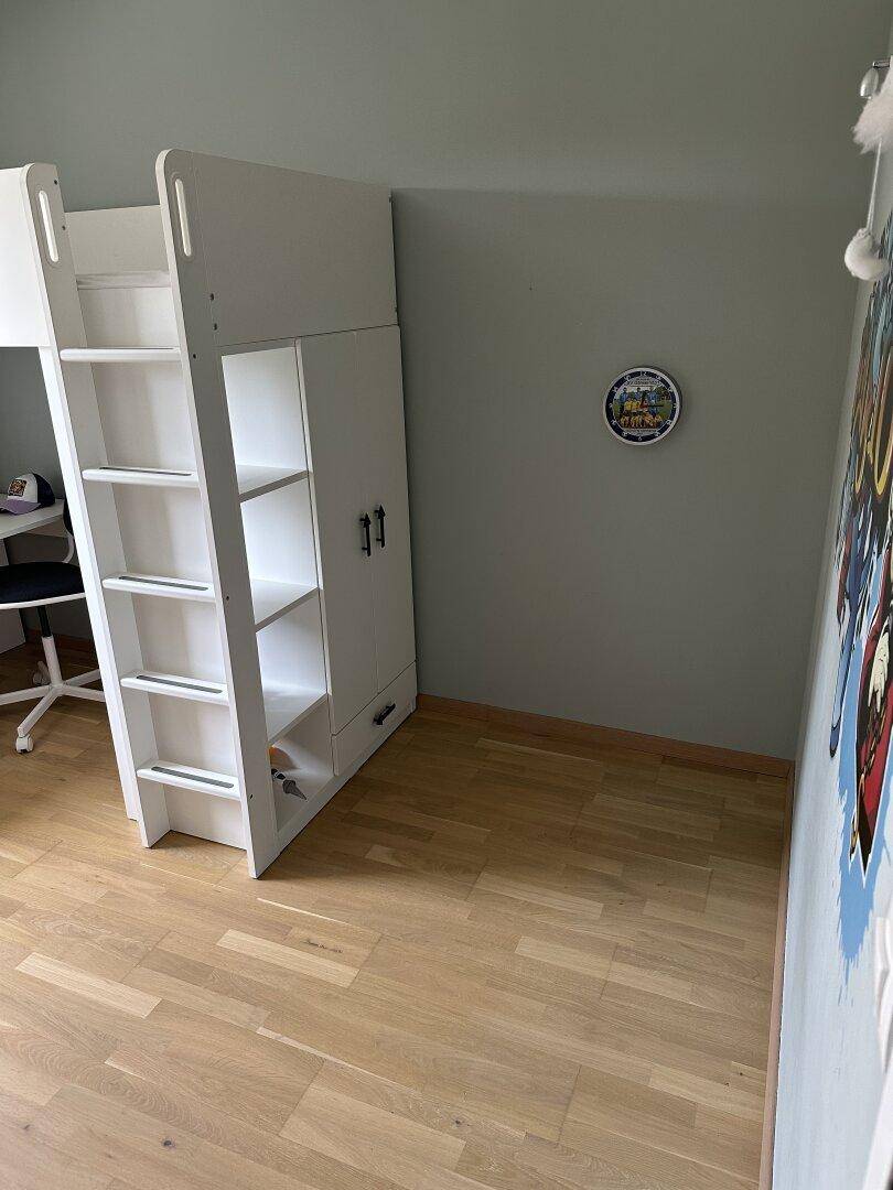 Kinderzimmer mit praktischem Hochbett und integriertem Stauraum, ideal für kleine Räume.