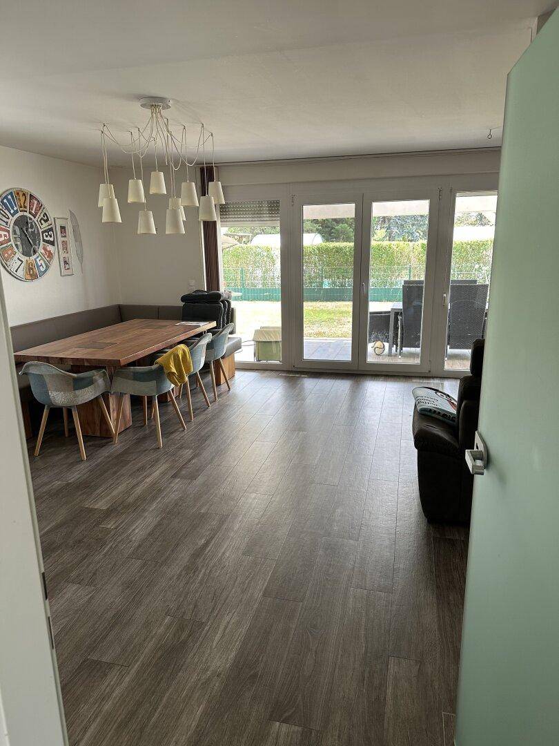 Geräumiger Essbereich mit großem Holztisch und bequemer Sitzbank, mit direktem Zugang zur Terrasse.