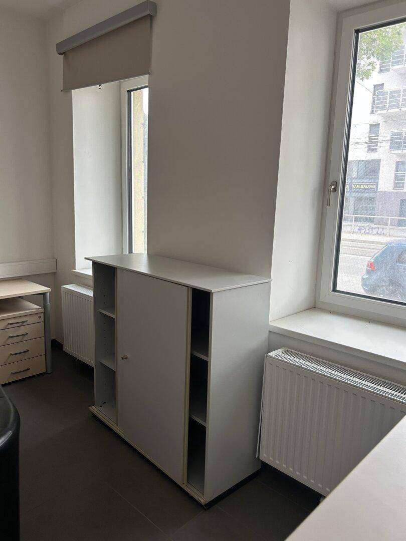 Fensterbereich im Büro mit einem praktischen Schrank, Heizkörper und Blick auf die Straße.