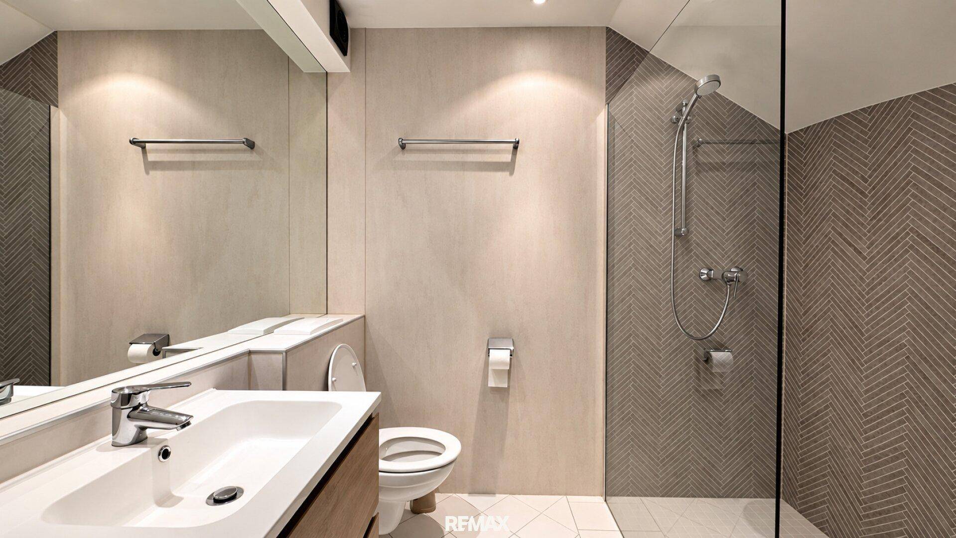 Modernes Badezimmer mit begehbarer Dusche, WC und Einzelwaschbecken in neutralen Farbtönen.