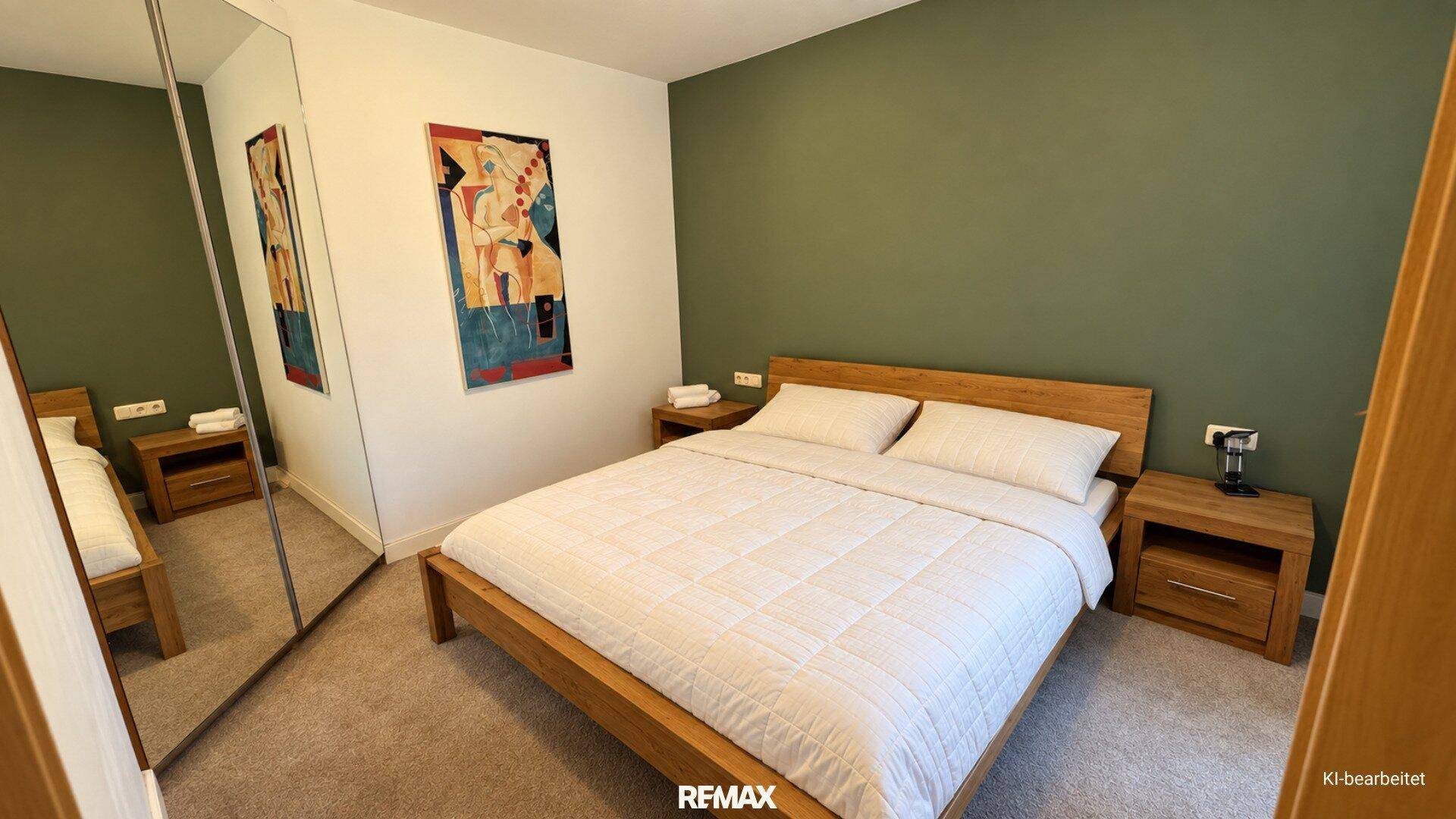 Gemütliches Schlafzimmer mit Doppelbett, Holzmöbeln und einem großen Spiegelschrank.