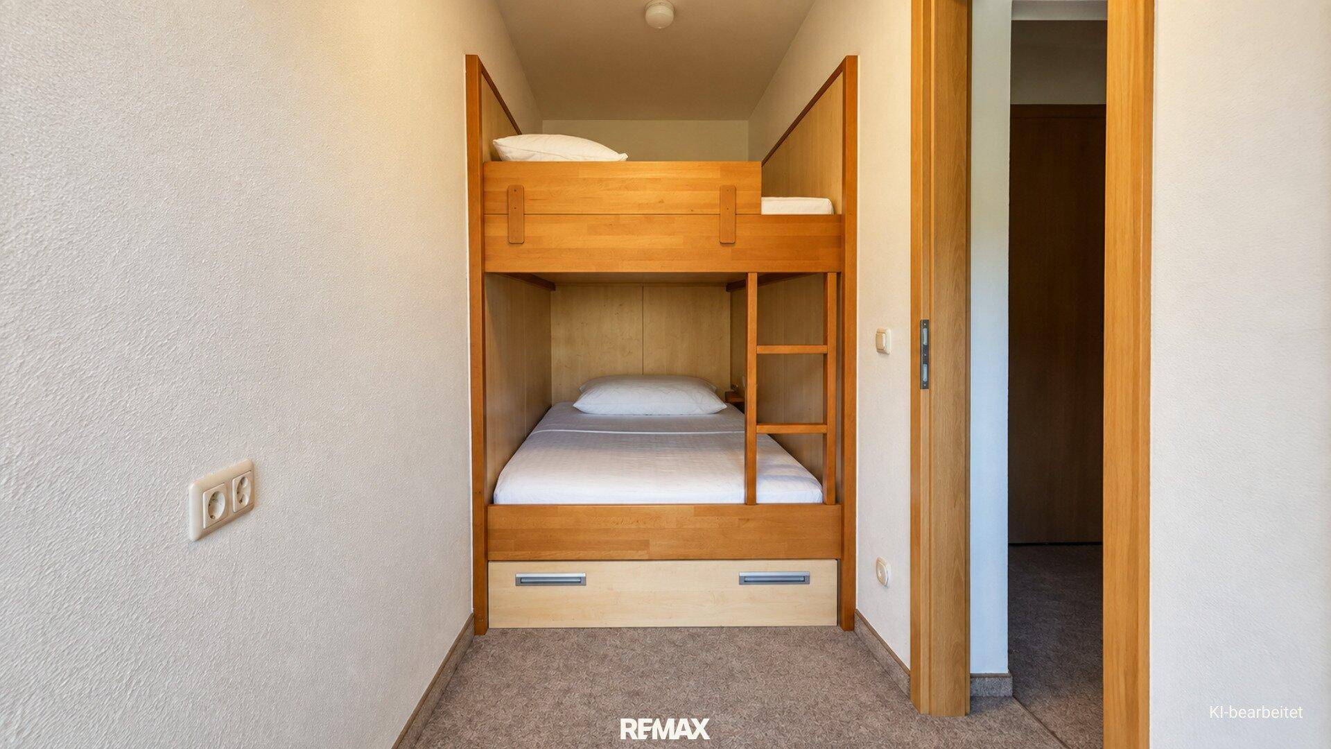 Kleines Schlafzimmer mit Etagenbett aus Holz, ideal für Kinder oder Gäste.