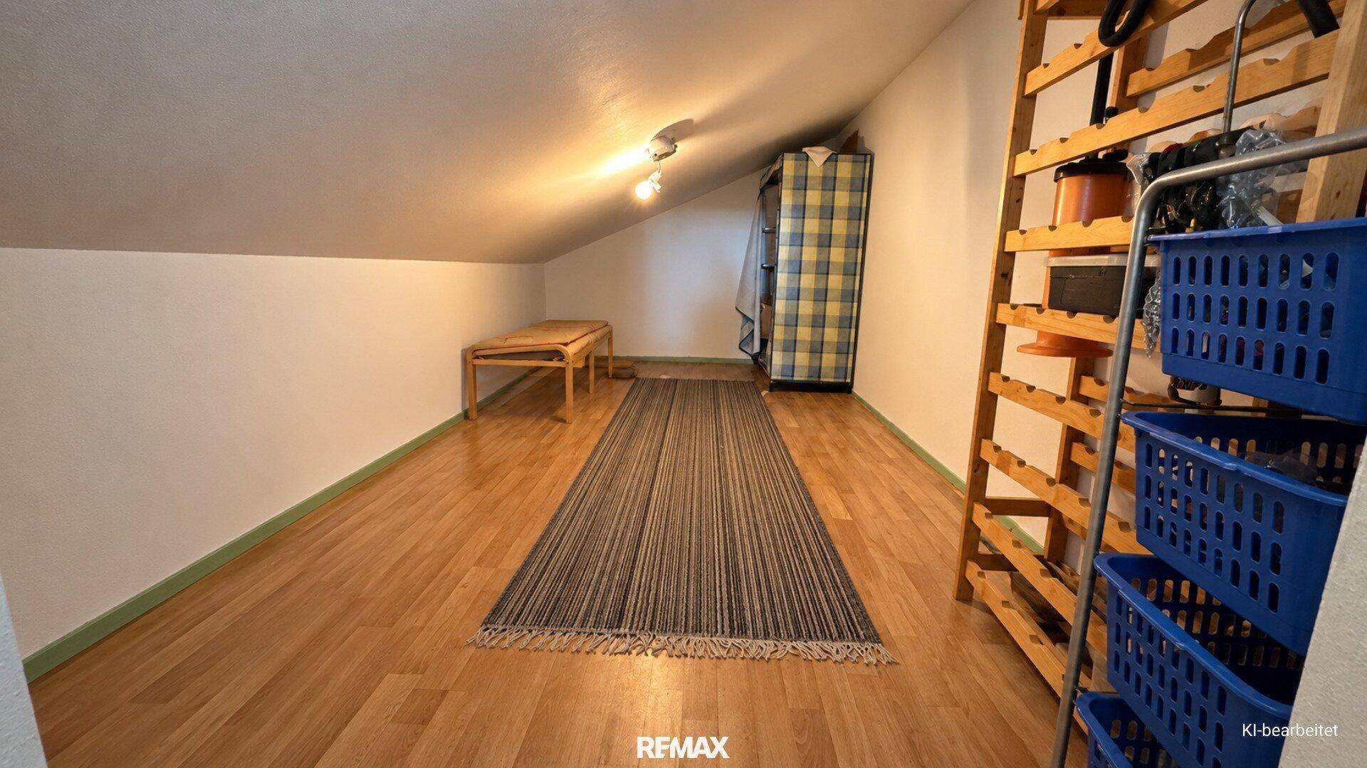 Geräumiger Dachboden mit Holzboden und Stauraummöglichkeiten unter der Dachschräge.