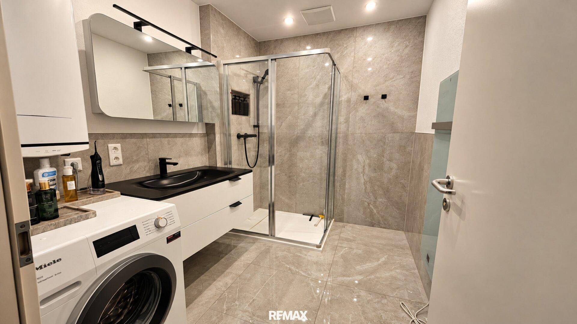 Badezimmer mit Dusche