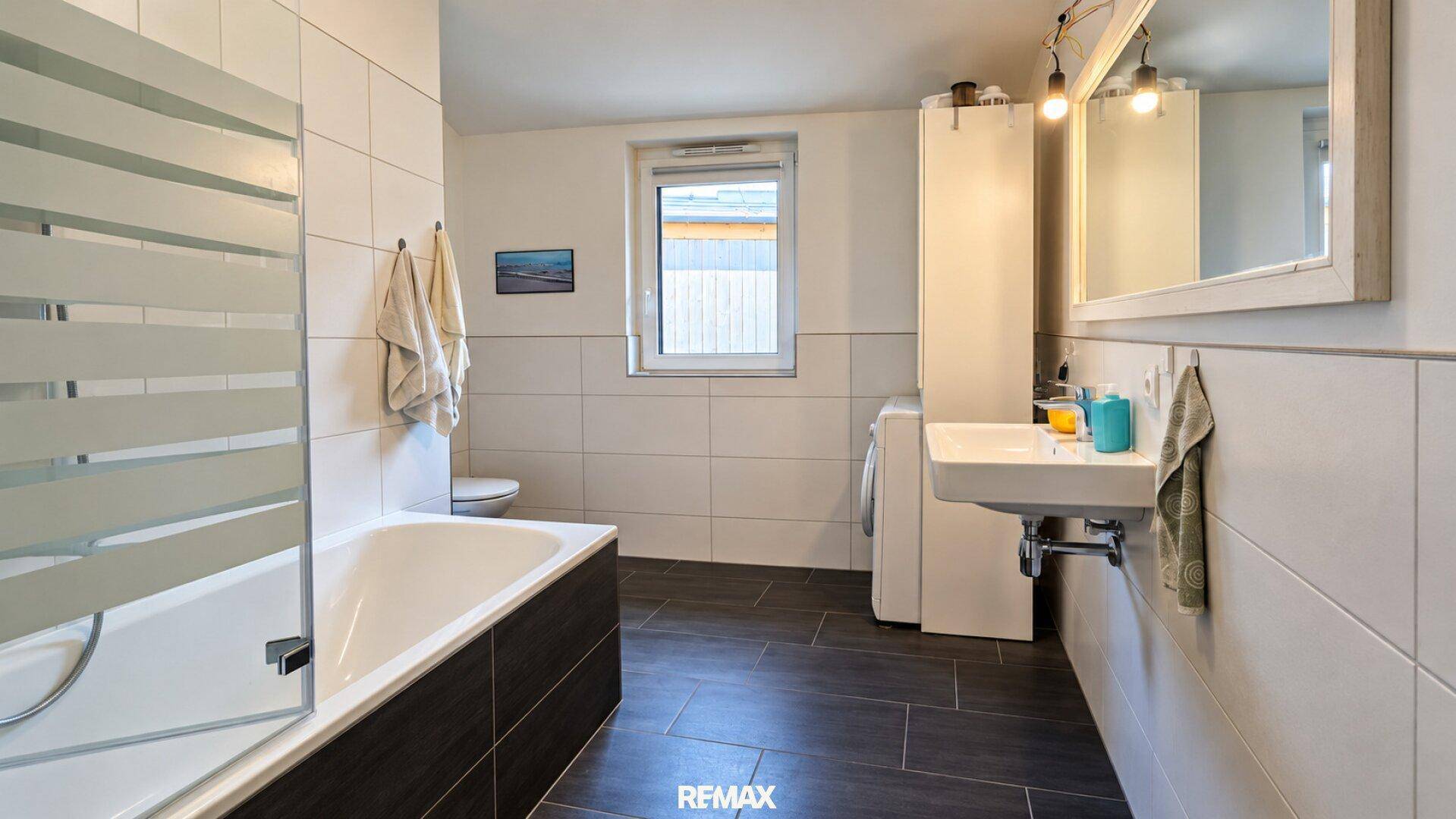 Badezimmer mit Badewanne und WC