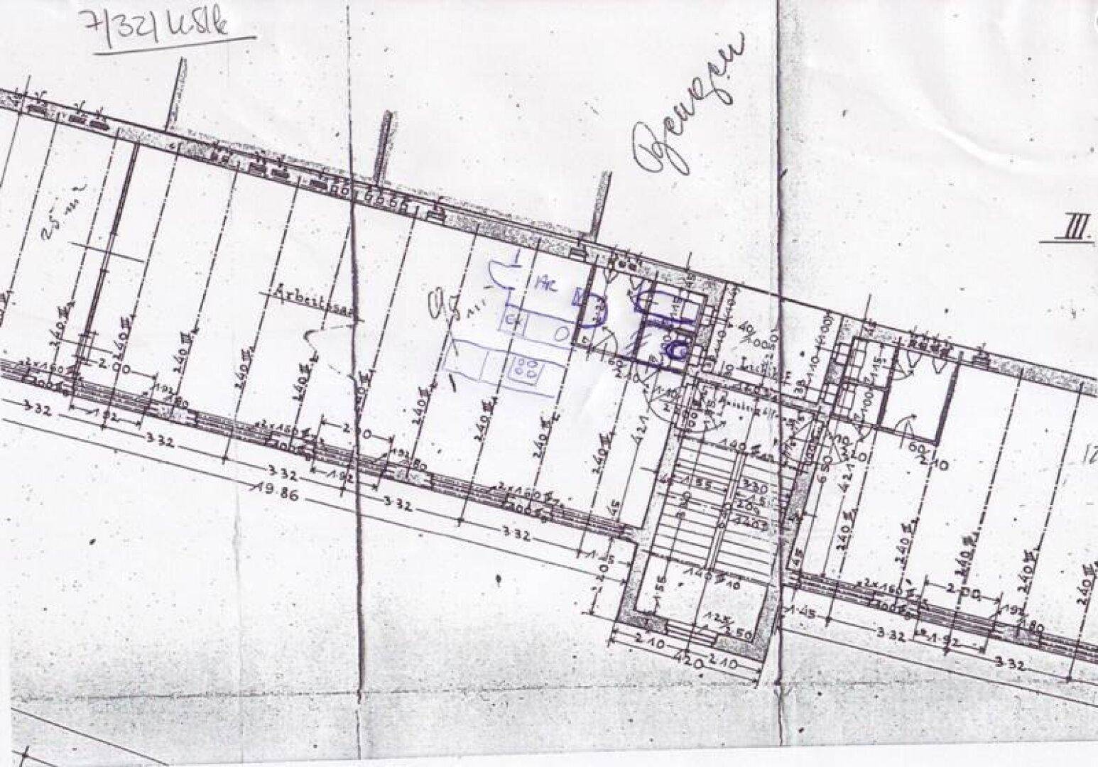 Handgezeichneter Grundriss mit Raumaufteilung, inklusive Küchen- und Badbereich mit Fenstern.