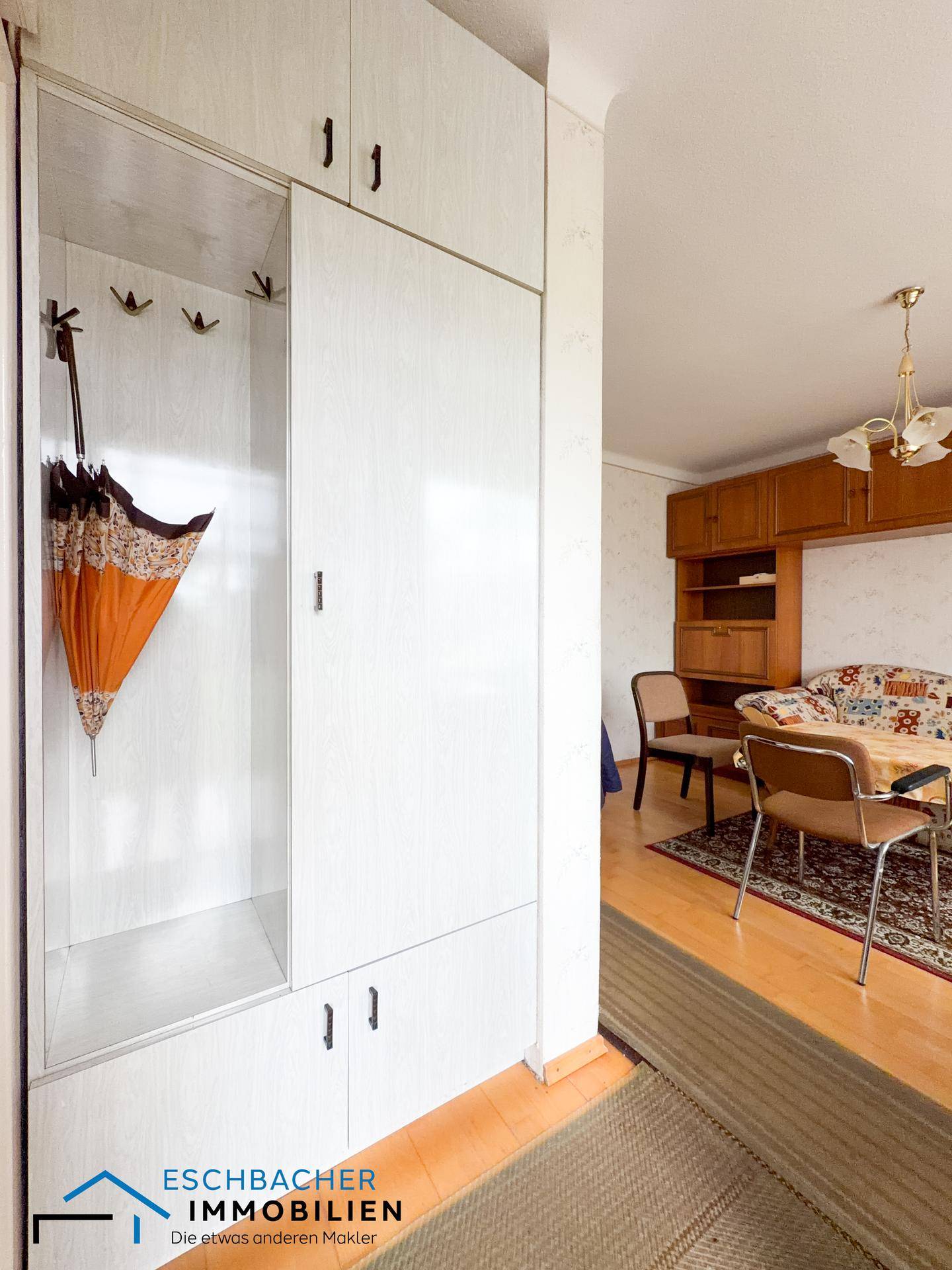 Eingangsbereich mit praktischem Einbauschrank und Garderobe, angrenzend an den Wohnbereich.