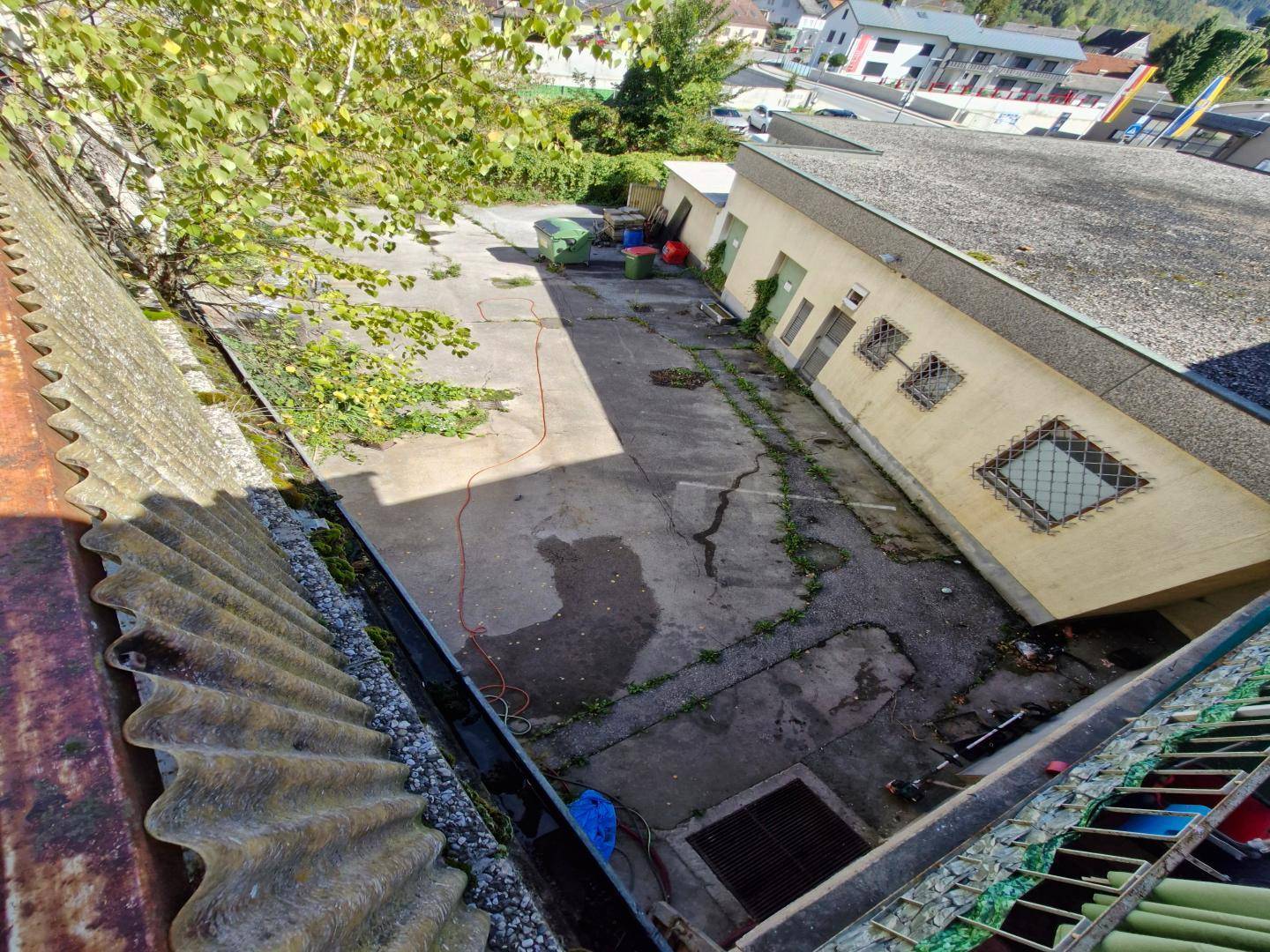 Großer Innenhof mit Einfahrt