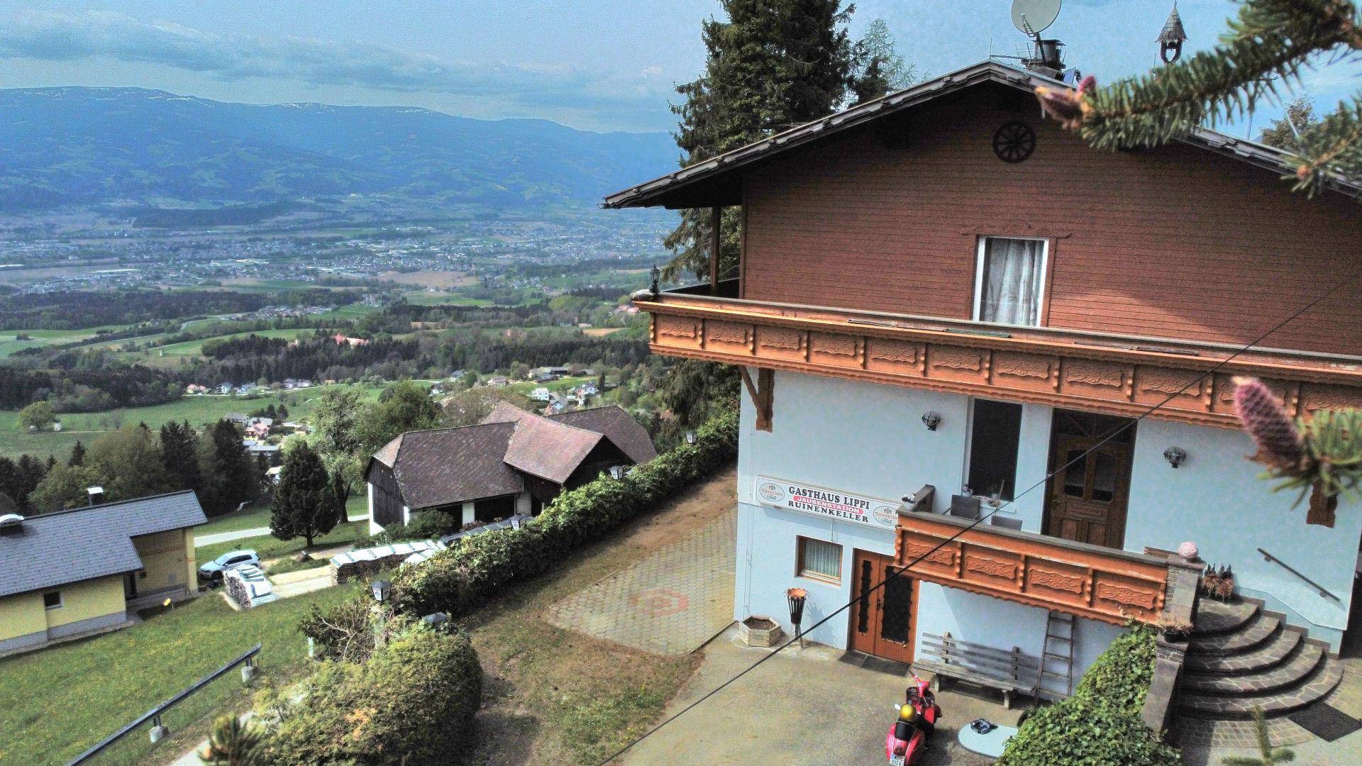 Traditionelles Gebäude mit Balkonen und weitem Blick über die umliegende Landschaft.