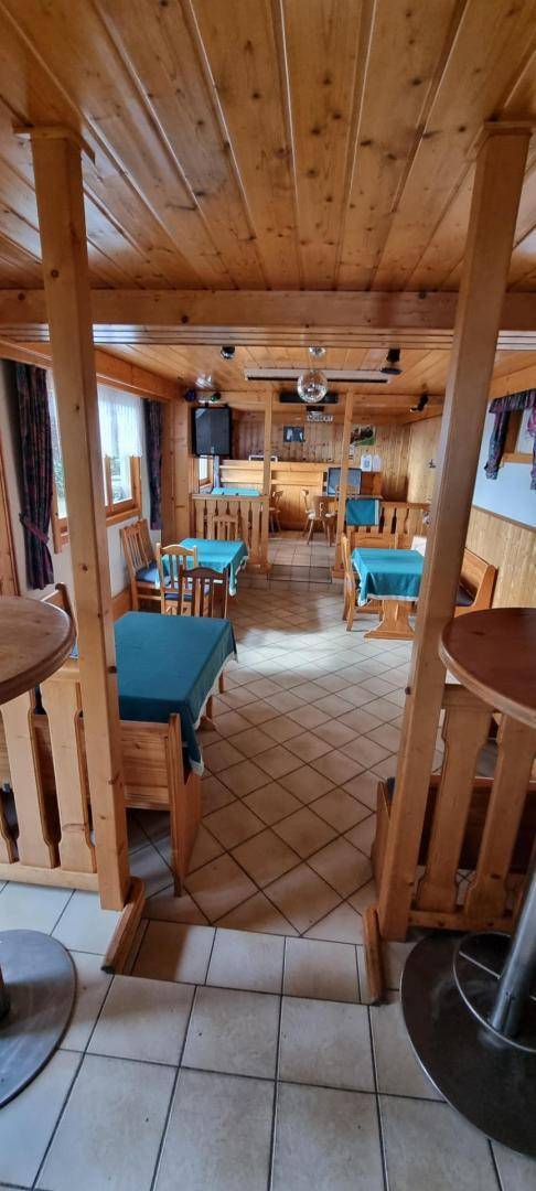 Weiterer Essbereich mit Holztischen und Bänken, ideal für gesellige Runden.
