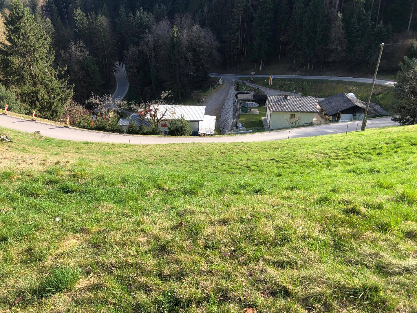 GRUNDSTÜCK IN HANGLAGE MIT FANTASTISCHEN AUSBLICK - KEINE BAUVERPFLICHTUNG ! – pohled 3