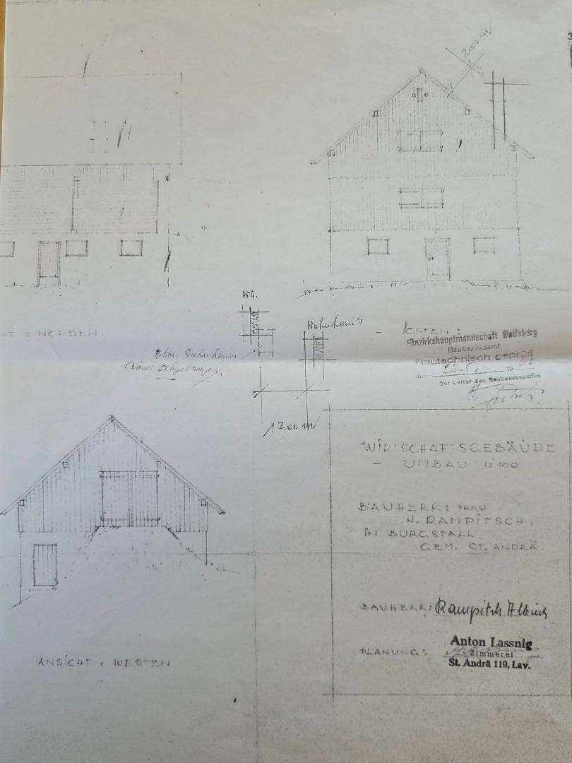 Alter Bauplan eines Wirtschaftsgebäudes mit verschiedenen Ansichten und handschriftlichen Notizen.