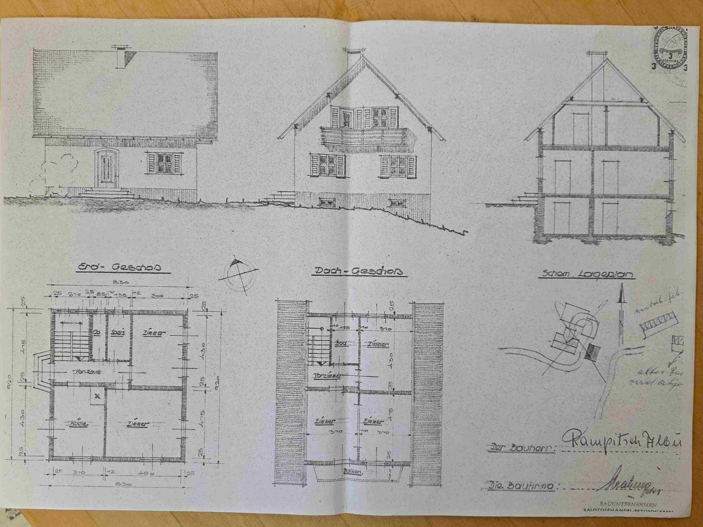 Historischer Grundrissplan eines Gebäudes mit Erdgeschoss- und Dachgeschossansichten sowie einem Lageplan.