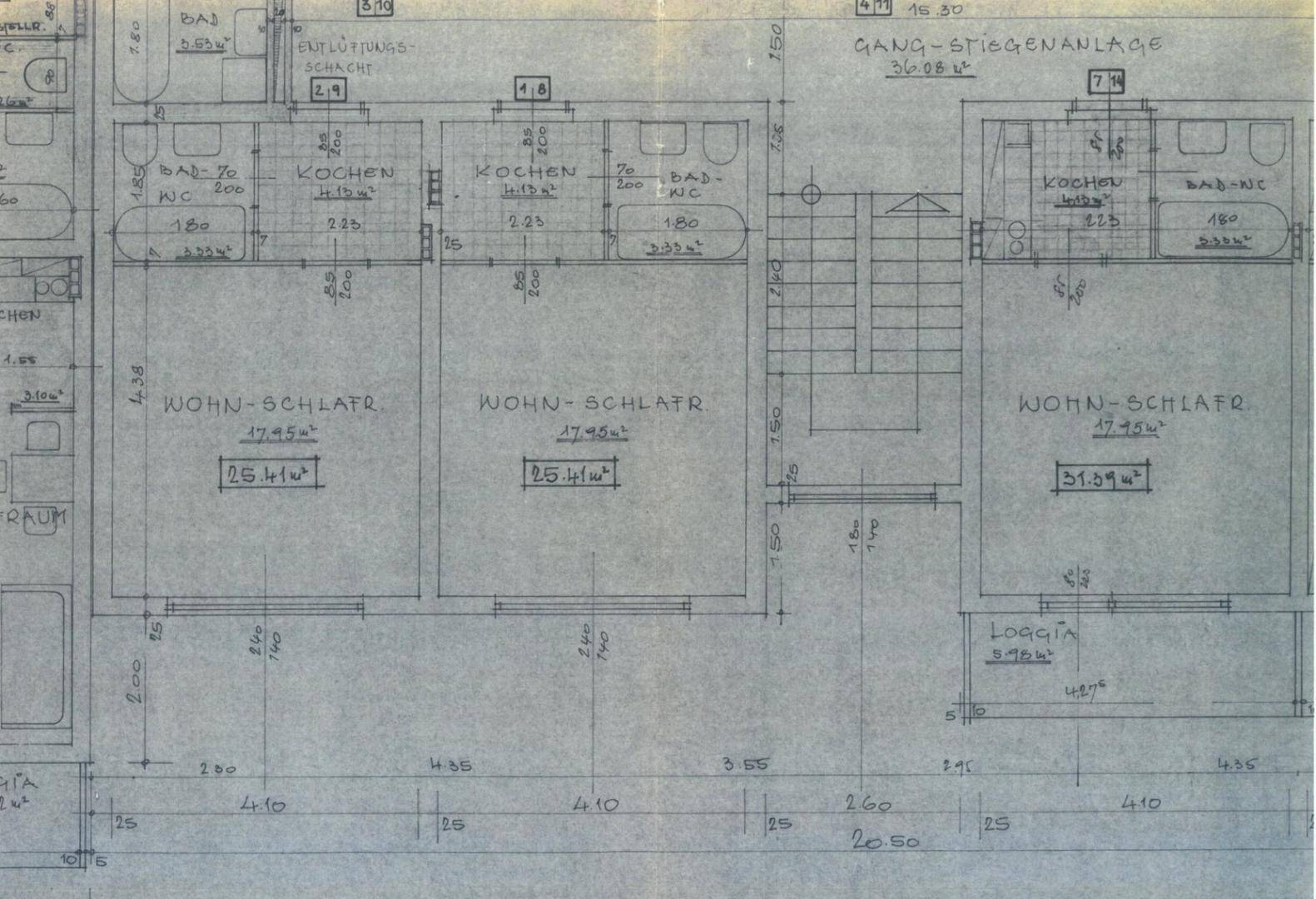 Detaillierter Grundrissplan mit mehreren Wohneinheiten, Küchen und Bädern.