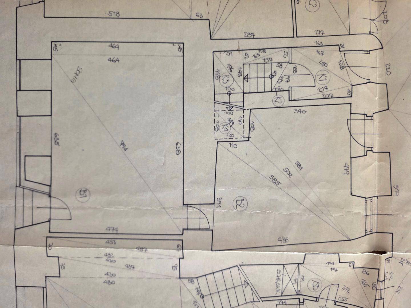 Detaillierter Grundriss mit verschiedenen Räumen, Treppen und Maßangaben für die Raumaufteilung.