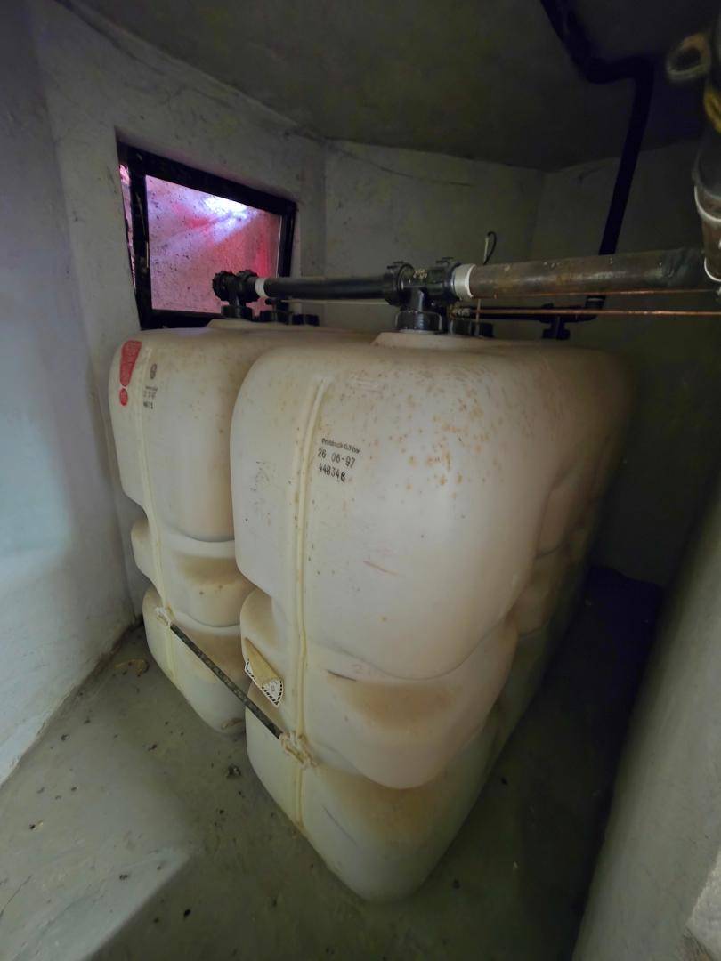 Tanks für die Ölheizung in einem Kellerraum mit kleinem Fenster und Betonwänden.