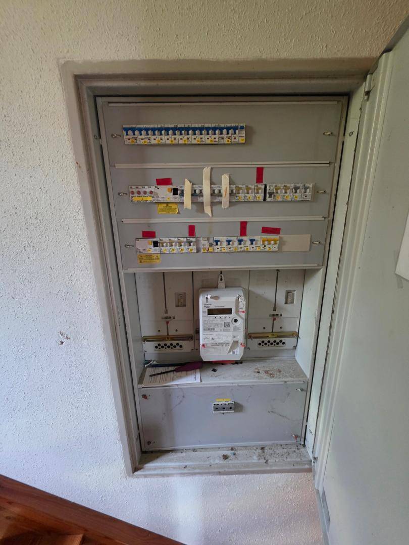 Sicherungskasten und Stromzähler in einem Technikraum, zeigt die elektrische Installation.