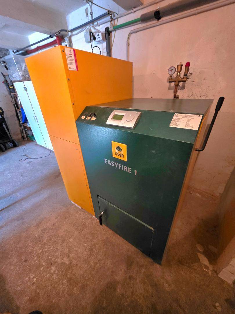 Pelletheizung im Keller, ein effizientes Heizsystem für das gesamte Gebäude.