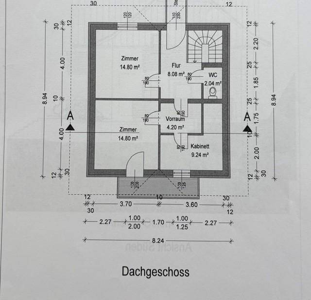 Grundriss des Dachgeschosses mit zwei Zimmern, Flur, WC und einem zusätzlichen Kabinett.