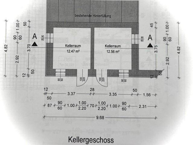 Grundriss des Kellergeschosses mit zwei separaten Kellerräumen und Maßen.