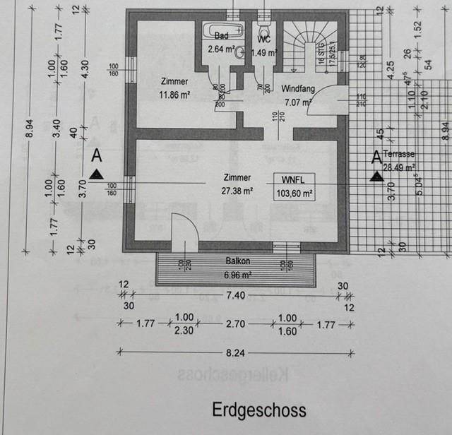 Grundriss des Erdgeschosses mit Zimmer, Bad, WC, Windfang, Terrasse und Balkon.