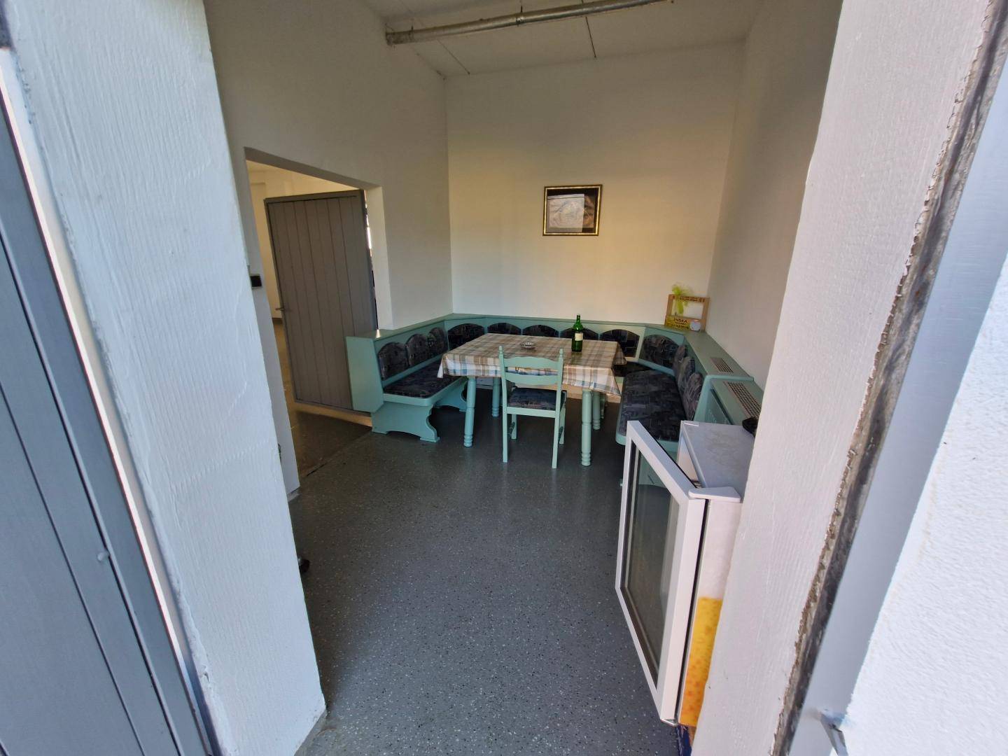 Kleiner Essbereich mit Eckbank, Tisch und Stühlen, ideal für gemütliche Mahlzeiten.