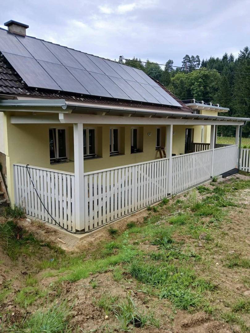 Westansicht mit überdachter Terrasse