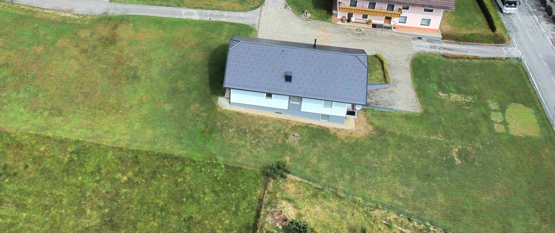 Weitläufige Luftaufnahme des Hauses mit angrenzenden Grundstücken und ländlicher Umgebung.